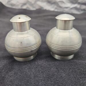 Salt & Pepper Shakers Selangor Pewter Pair Set Round Bulbous Malaysia Metal VTG
